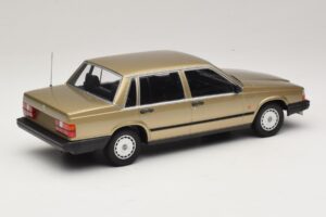 Volvo 740 GL Or Minichamps 1:18 155171700 Métal — image 2 sur 6