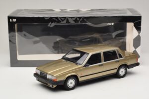 Volvo 740 GL Or Minichamps 1:18 155171700 Métal — image 6 sur 6