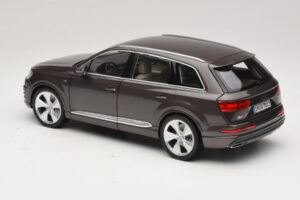 Audi Q7 4M Argus Brown Minichamps 1:18 5011407615 Métal — image 7 sur 8