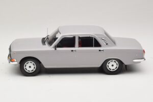 GAZ Volga GAZ-24-10 Gris MCG 1:18 MCG18016 Métal — image 3 sur 6