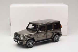 Mercedes G-Class W465 Indium Grey Norev 1:18 183036 Métal — image 6 sur 6