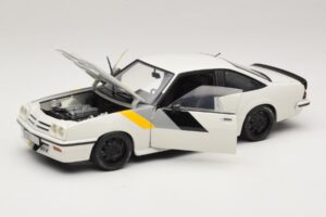 Opel Manta B GT/E Blanc Jantes Personnalisées Noires Revell 1:18 08422 Métal — image 2 sur 8