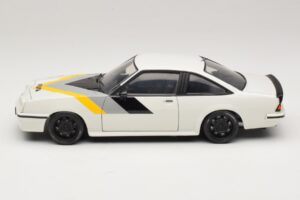 Opel Manta B GT/E Blanc Jantes Personnalisées Noires Revell 1:18 08422 Métal — image 4 sur 8