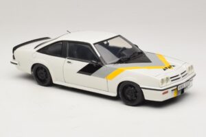 Opel Manta B GT/E Blanc Jantes Personnalisées Noires Revell 1:18 08422 Métal — image 6 sur 8