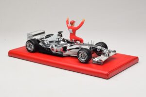 Ferrari F2004 #1 M. Schumacher Six Time World Champion 2004 Chrome Argent Hot Wheels 1:18 C7332 Métal — image 4 sur 6