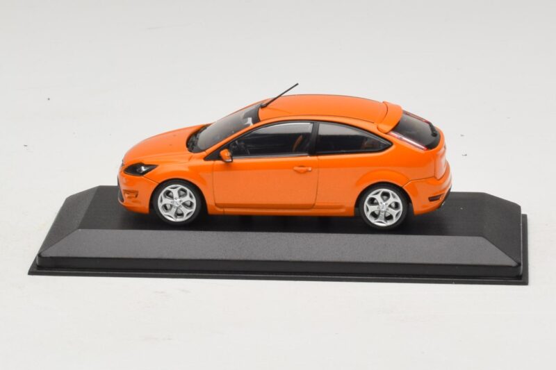 Ford Focus ST Mk2 Electric Orange Boîte de Remplacement Minichamps 1:43 Ford Focus ST Mk2 Electric Orange Boîte de Remplacement Minichamps 1:43 400087302-R1 Métal