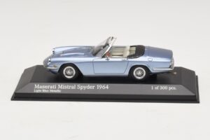 Maserati Mistral Spyder Light Blue Metallic Minichamps 1:43 Maserati Mistral Spyder Light Blue Metallic Minichamps 1:43 437123432 Métal