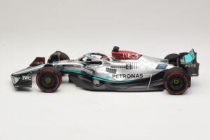 Mercedes AMG Petronas W13 E Performance #63 G. Russell Spanish GP 2022 Minichamps 1:18 110220063 Métal — image 3 sur 7