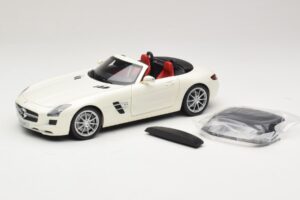 Mercedes SLS AMG Roadster Mystic White II Minichamps 1:18 B66960079 Métal — image 2 sur 9