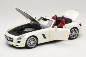 Mercedes SLS AMG Roadster Mystic White II Minichamps 1:18 B66960079 Métal — image 3 sur 9