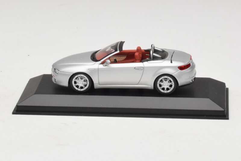Alfa Romeo Giulia Spider Argent Minichamps 1:43 400120731 Métal