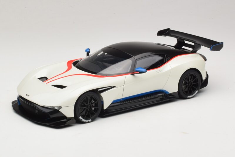 Aston Martin Vulcan Stratus White Avec Rayures Bleues et Rouges AUTOart 1:18 70261 Composite