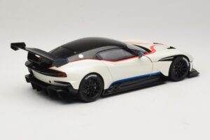 Aston Martin Vulcan Stratus White Avec Rayures Bleues et Rouges AUTOart 1:18 70261 Composite — image 3 sur 8