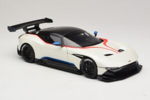 Aston Martin Vulcan Stratus White Avec Rayures Bleues et Rouges AUTOart 1:18 70261 Composite — image 6 sur 8