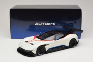 Aston Martin Vulcan Stratus White Avec Rayures Bleues et Rouges AUTOart 1:18 70261 Composite — image 8 sur 8