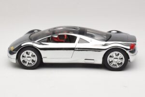 Audi Avus Quattro Chrome Silver Revell 1:18 08830 Métal — image 4 sur 8