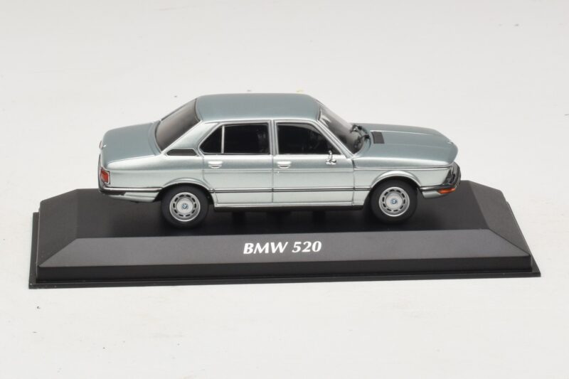 BMW 520 E12 Bleu Clair Métallisé Maxichamps 1:43 940023002 Métal