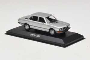 BMW 520 E12 Argent Maxichamps 1:43 940023000 Métal — image 3 sur 5