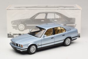 BMW 535i E34 Bleu Clair Métallisé Minichamps 1:18 100024007 Métal — image 8 sur 8