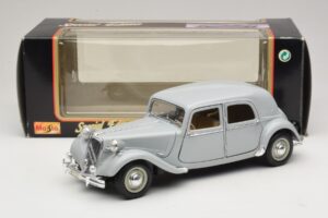 Citroen 15CV Six Gris Maisto 1:18 31837 Métal — image 8 sur 8