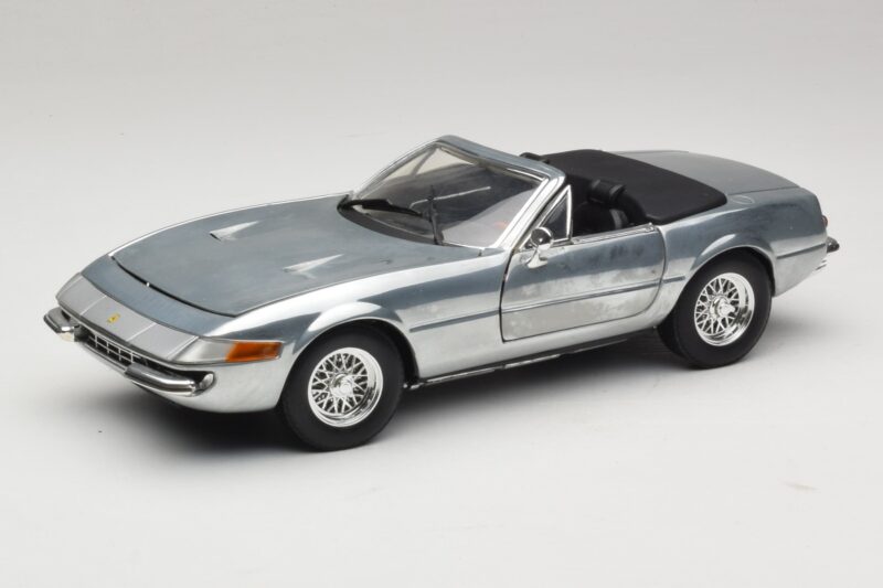 Ferrari 365 GTS Chrome Silver Hot Wheels 1:18 25738 Métal