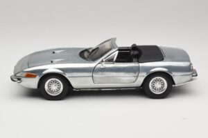 Ferrari 365 GTS Chrome Silver Hot Wheels 1:18 25738 Métal — image 4 sur 8