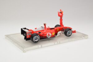 Ferrari F2004 #1 M. Schumacher F1 World Champion 2004 Avec Combinaison De Course Hot Wheels 1:18 B66221 Métal — image 2 sur 6