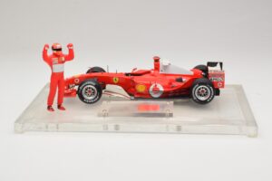 Ferrari F2004 #1 M. Schumacher F1 World Champion 2004 Avec Combinaison De Course Hot Wheels 1:18 B66221 Métal — image 3 sur 6