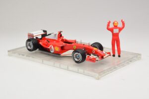 Ferrari F2004 #1 M. Schumacher F1 World Champion 2004 Avec Combinaison De Course Hot Wheels 1:18 B66221 Métal — image 4 sur 6