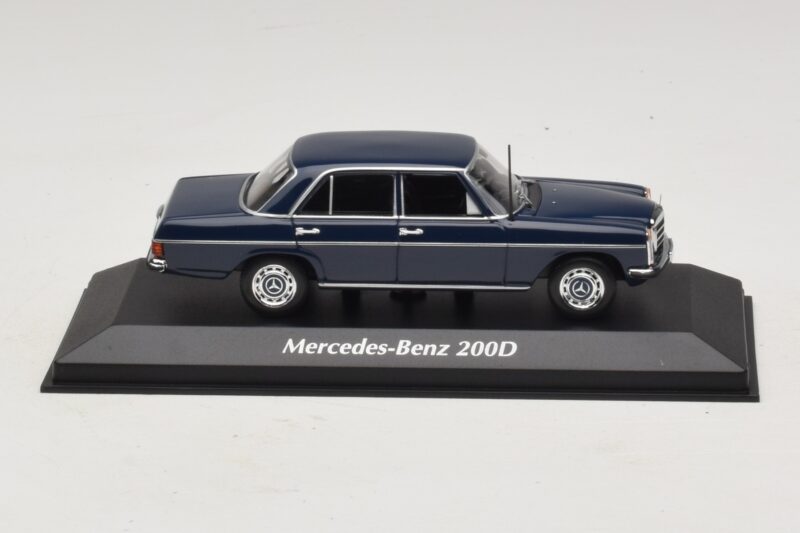 Mercedes 200D W115 Bleu Maxichamps 1:43 940034000 Métal