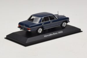 Mercedes 200D W115 Bleu Maxichamps 1:43 940034000 Métal — image 2 sur 5