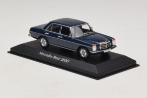 Mercedes 200D W115 Bleu Maxichamps 1:43 940034000 Métal — image 3 sur 5
