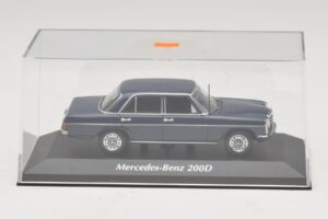 Mercedes 200D W115 Bleu Maxichamps 1:43 940034000 Métal — image 4 sur 5