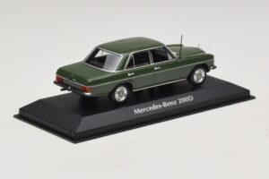 Mercedes 200D W115 Vert Foncé Maxichamps 1:43 940034001 Métal — image 2 sur 5