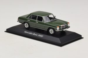 Mercedes 200D W115 Vert Foncé Maxichamps 1:43 940034001 Métal — image 3 sur 5