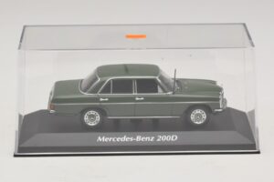 Mercedes 200D W115 Vert Foncé Maxichamps 1:43 940034001 Métal — image 4 sur 5