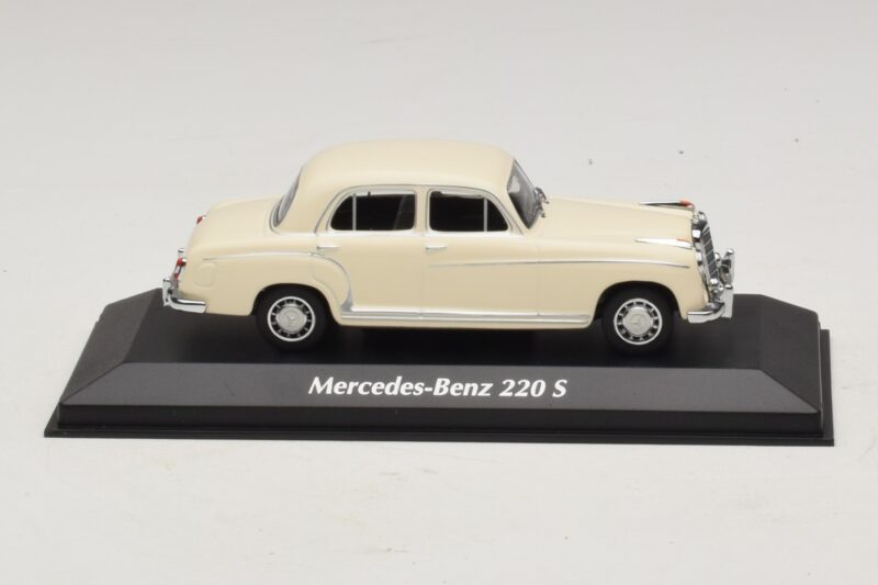 Mercedes 220 S W180 Blanc Maxichamps 1:43 Mercedes 220 S W180 Blanc Maxichamps 1:43 940033000 Métal