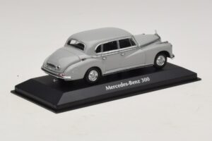 Mercedes 300 W186 Gris Maxichamps 1:43 940039061 Métal — image 2 sur 5