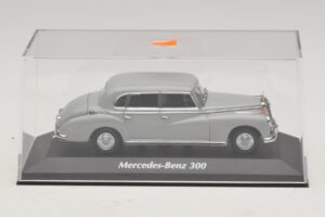 Mercedes 300 W186 Gris Maxichamps 1:43 940039061 Métal — image 4 sur 5