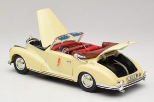 Mercedes 300S Crème Maisto 1:18 31806 Métal — image 5 sur 8