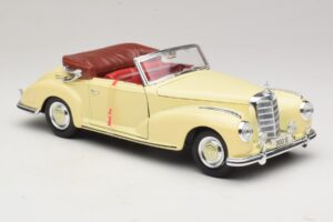 Mercedes 300S Crème Maisto 1:18 31806 Métal — image 6 sur 8
