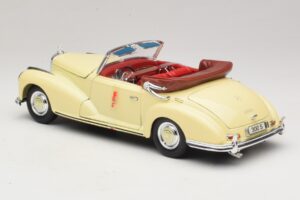 Mercedes 300S Crème Maisto 1:18 31806 Métal — image 7 sur 8