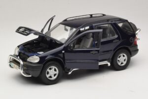 Mercedes ML320 W163 Bleu Maisto 1:18 31847 Métal — image 2 sur 8