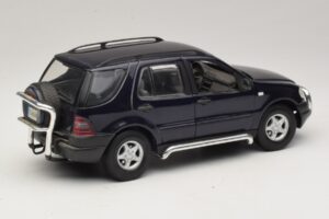 Mercedes ML320 W163 Bleu Maisto 1:18 31847 Métal — image 3 sur 8