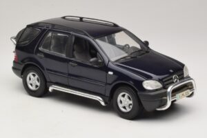 Mercedes ML320 W163 Bleu Maisto 1:18 31847 Métal — image 6 sur 8