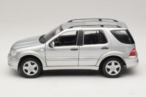 Mercedes ML55 AMG W163 Argent Maisto 1:18 31876-P1 Métal — image 4 sur 8