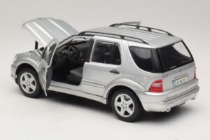 Mercedes ML55 AMG W163 Argent Maisto 1:18 31876-P1 Métal — image 5 sur 8