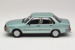 Renault 18 Vert Clair MCG 1:18 MCG18596 Métal — image 3 sur 6