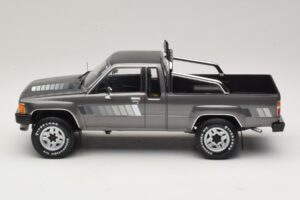 Toyota Hilux N50 Xtra Cab 4x4 Gris Métallisé KK-Scale 1:18 KKDC181563 Métal — image 3 sur 6
