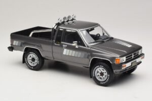 Toyota Hilux N50 Xtra Cab 4x4 Gris Métallisé KK-Scale 1:18 KKDC181563 Métal — image 4 sur 6